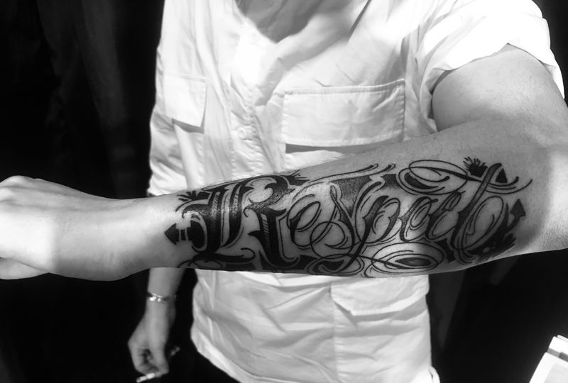 尊重纹身图片_手臂花体字纹身图案