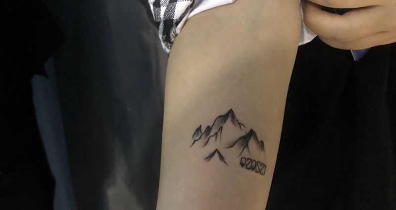 小图纹身图片_手臂几何点刺纹身图案