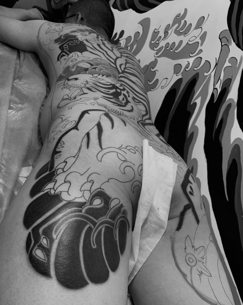 传统老虎满背纹身图片_背部老传统纹身图案