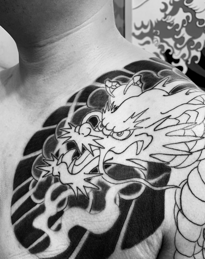 龙纹身图片_胸部手臂老传统纹身图案