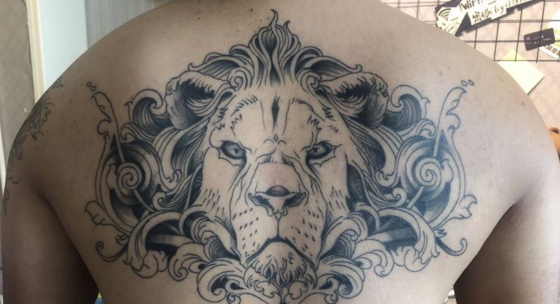 狮子纹身图片_背部欧美写实纹身图案