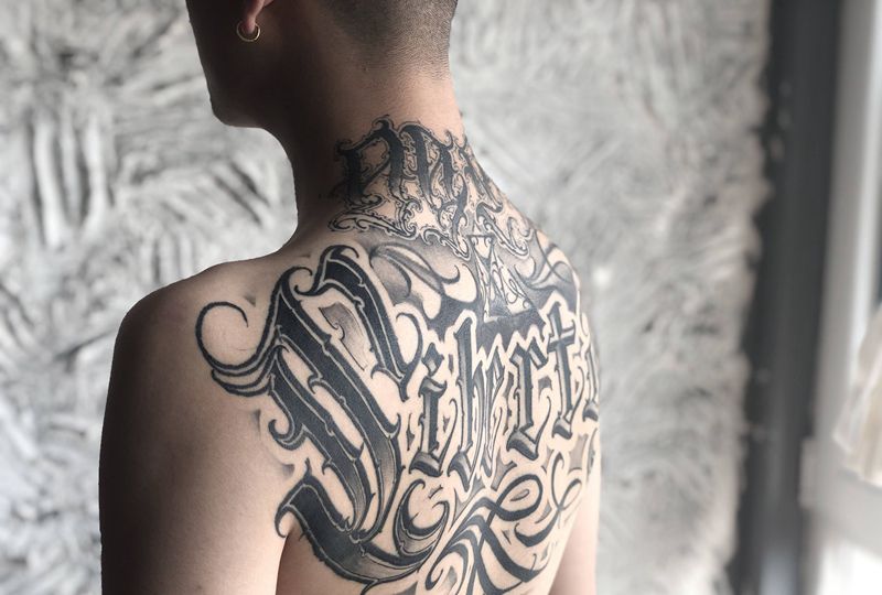 字体纹身图片_背部花体字纹身图案