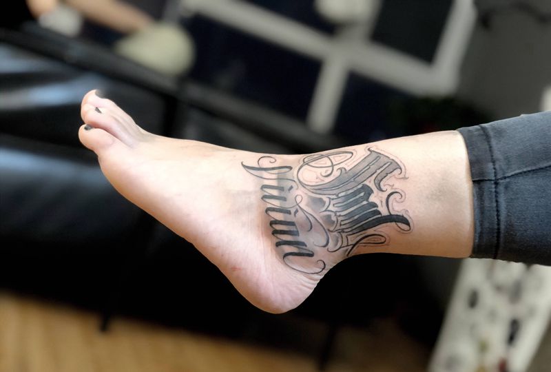 遮盖脚踝小纹身纹身图片_腿部花体字纹身图案