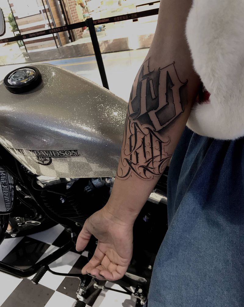 H-D mao纹身图片_手臂花体字纹身图案