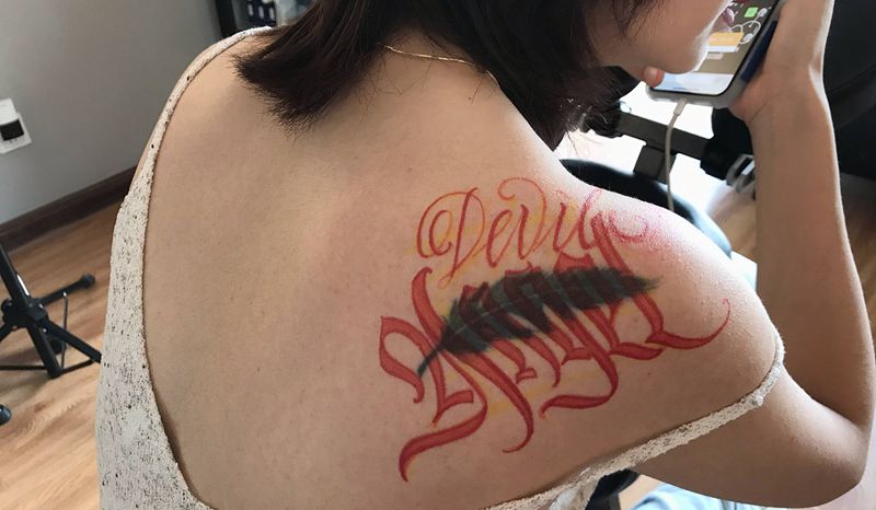 字体小遮纹身图片_肩部纹身图案