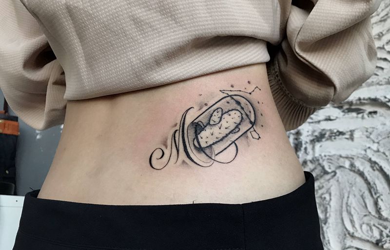 仙人掌纹身图片_腰部花体字纹身图案