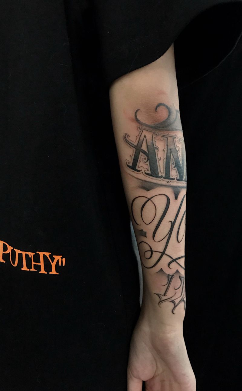 情侣花体字纹身图片_手臂花体字纹身图案