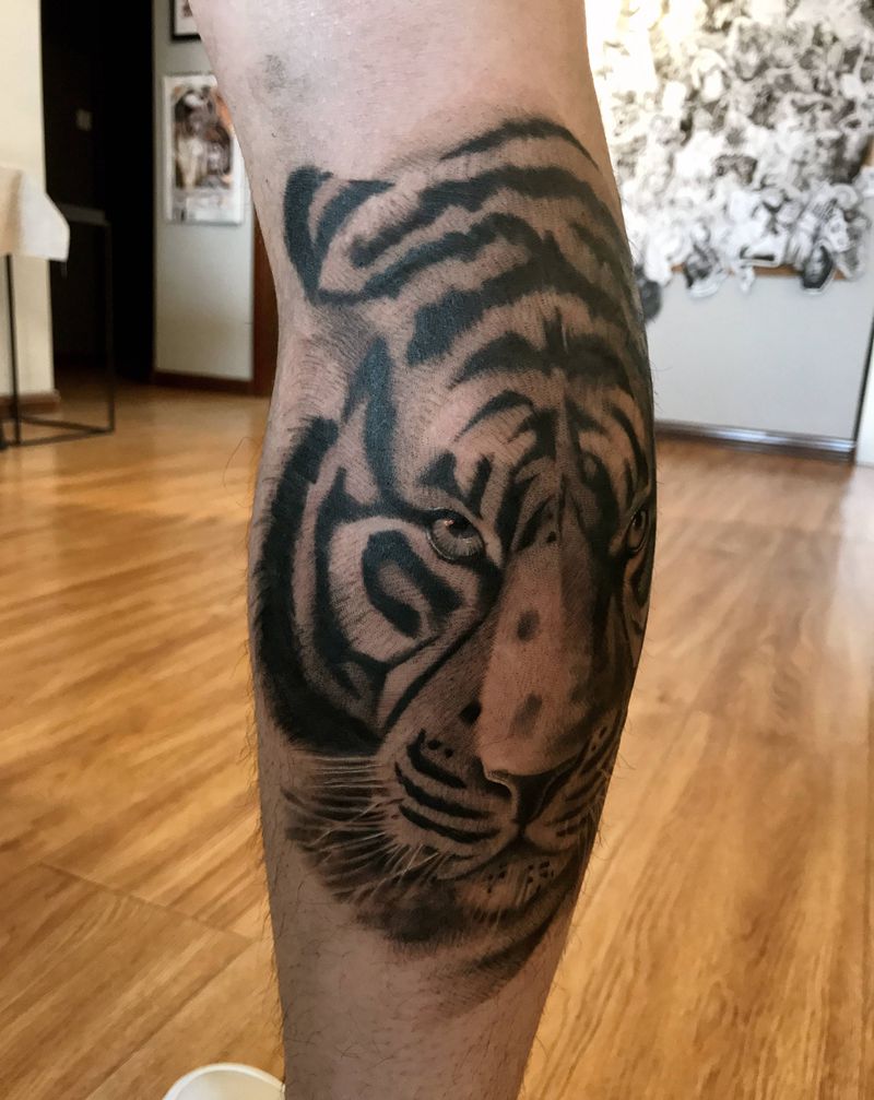 虎纹身图片_腿部欧美写实纹身图案