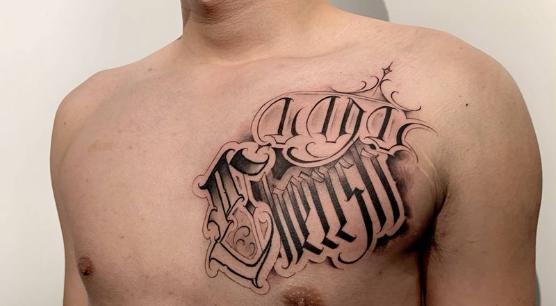 字体纹身图片_胸部花体字纹身图案