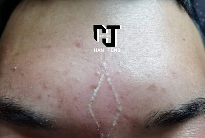 洗天眼纹身图片_颈部几何洗纹身图案