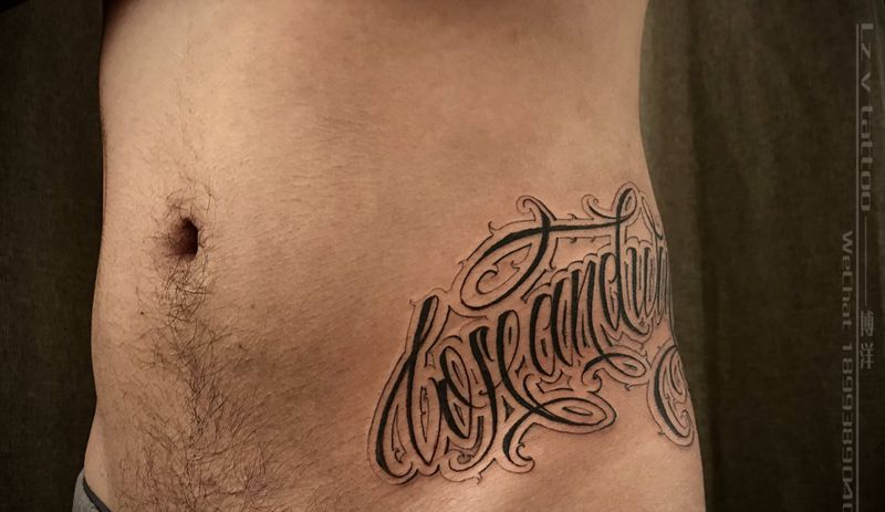 失而复得纹身图片_腹部腰部花体字纹身图案