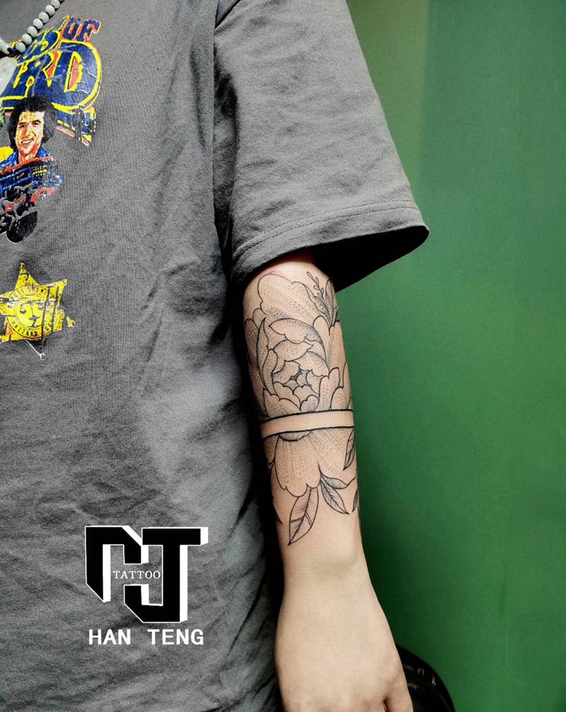 素花纹身图片_手臂点刺素花纹身图案