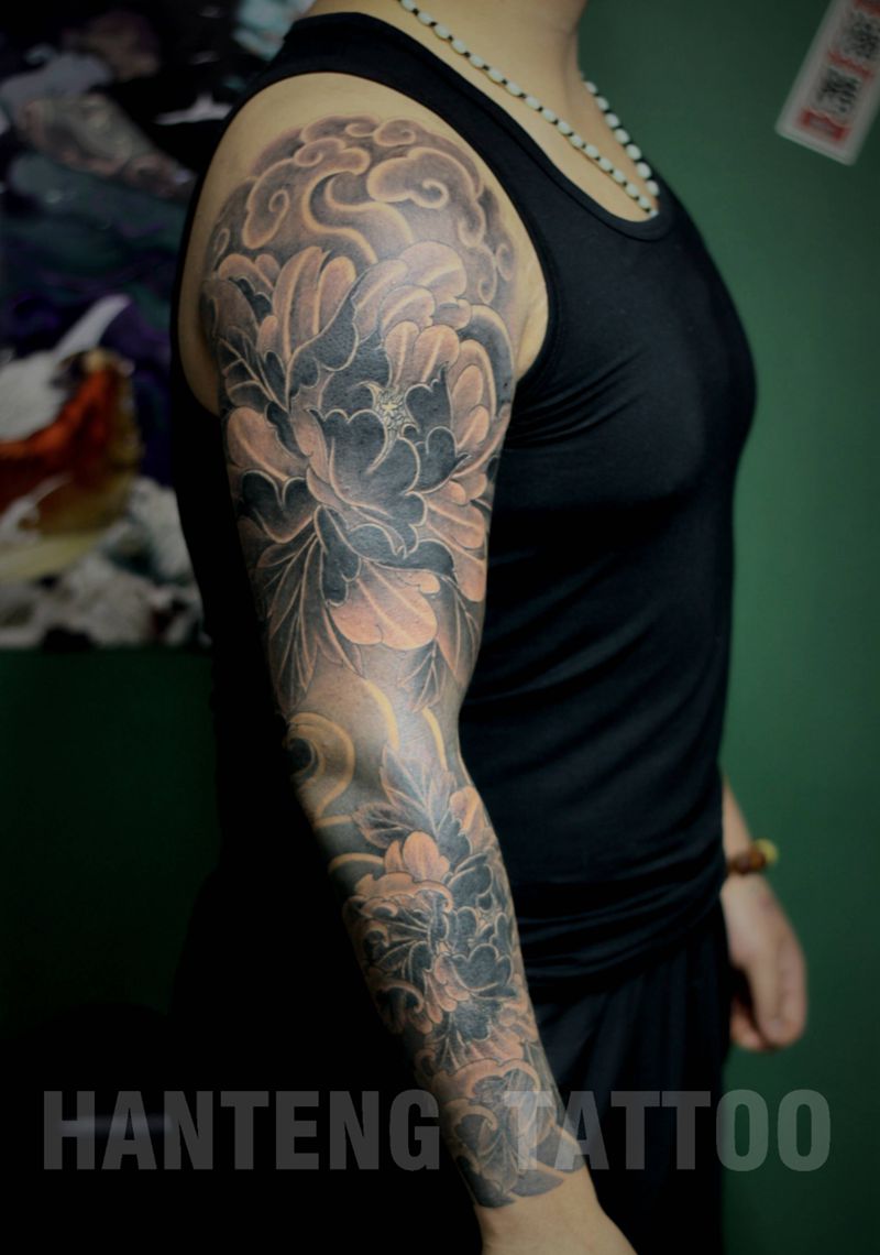 牡丹花臂纹身图片_手臂新传统牡丹花臂纹身图案