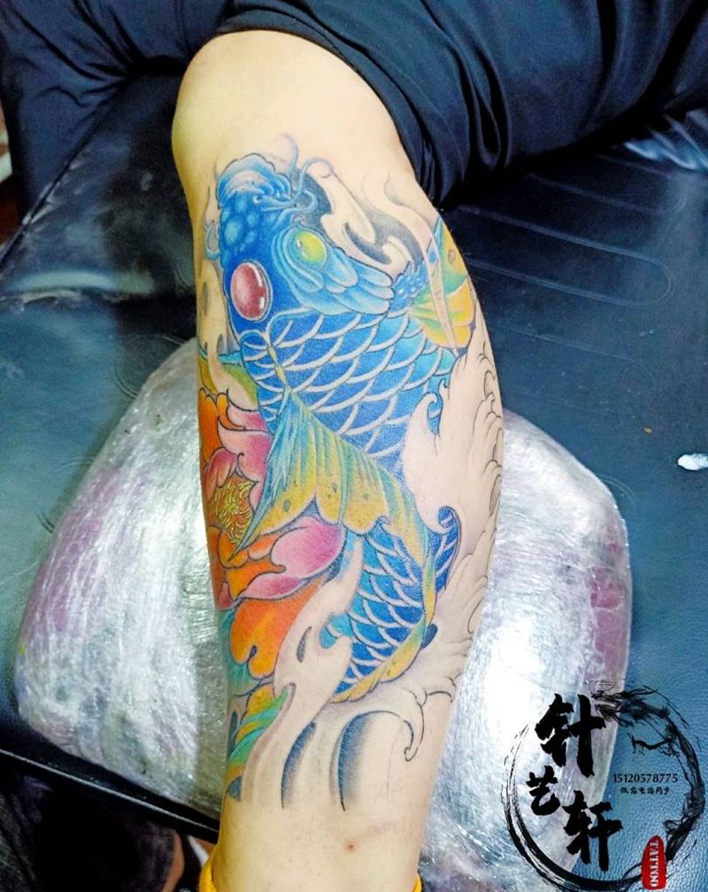 彩色鲤鱼纹身图片_腿部新传统纹身图案
