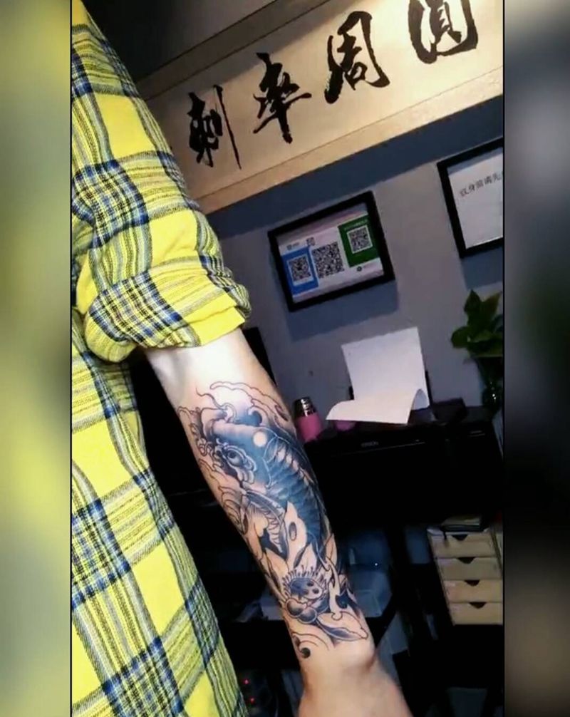 小臂锦鲤纹身图片