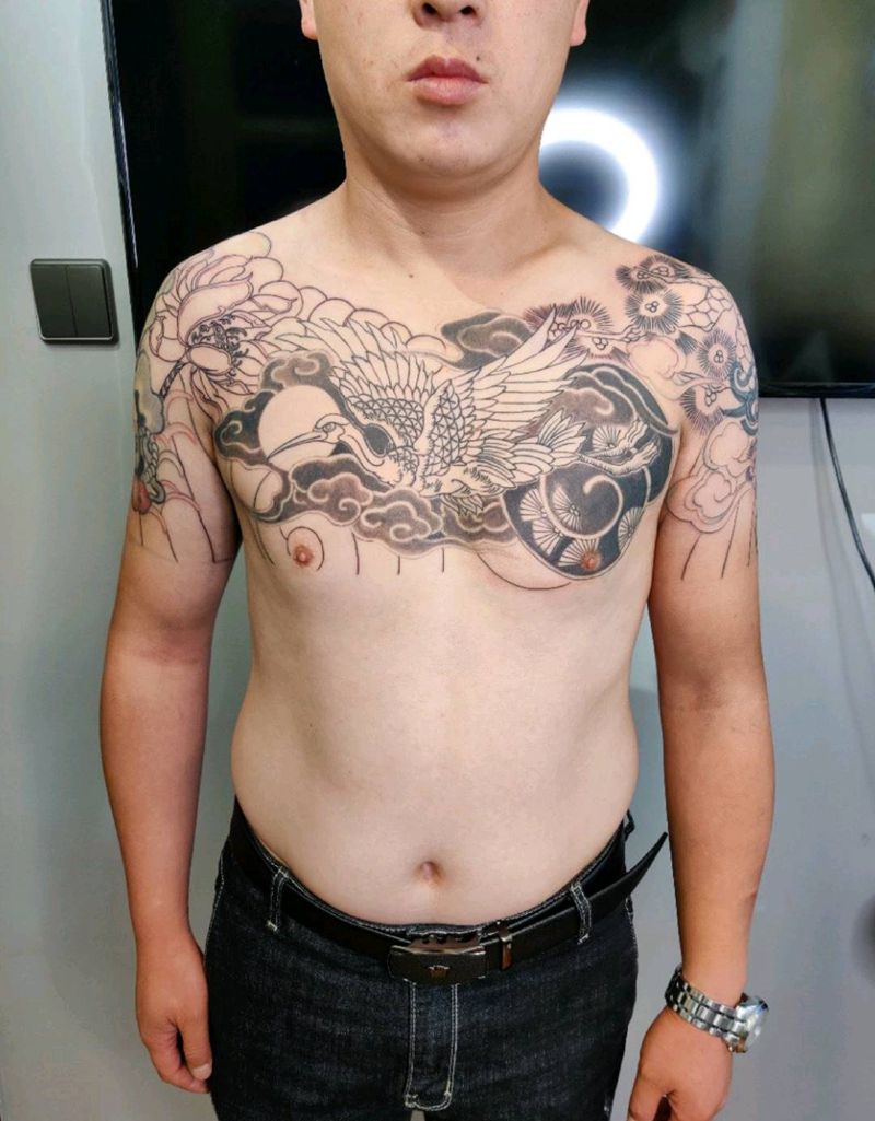 传统花胸～鹤纹身图片_胸部老传统纹身图案