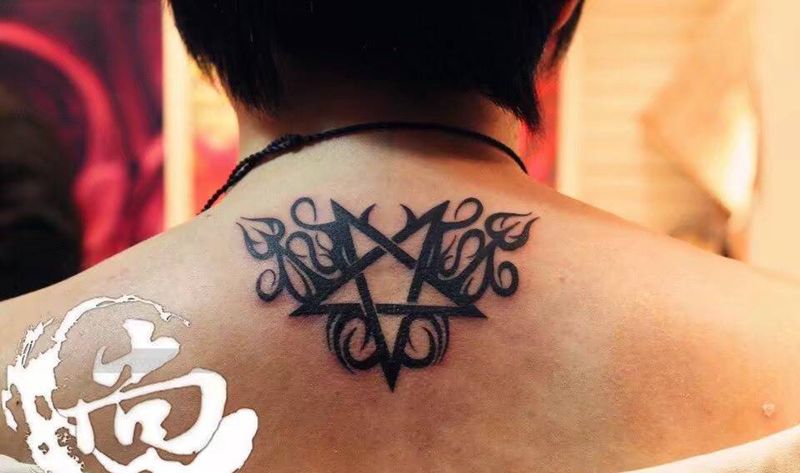 五星中成纹身图片