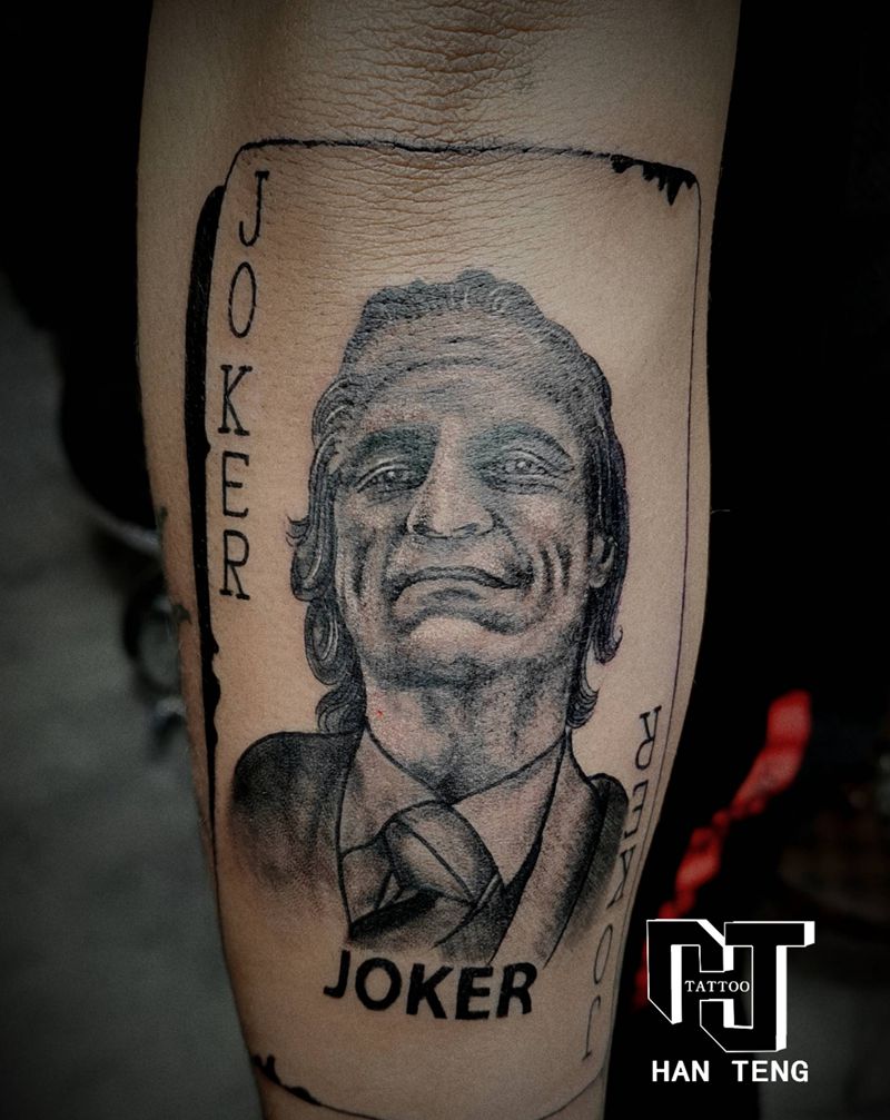 小丑纹身图片_手臂欧美写实小丑纹身图案