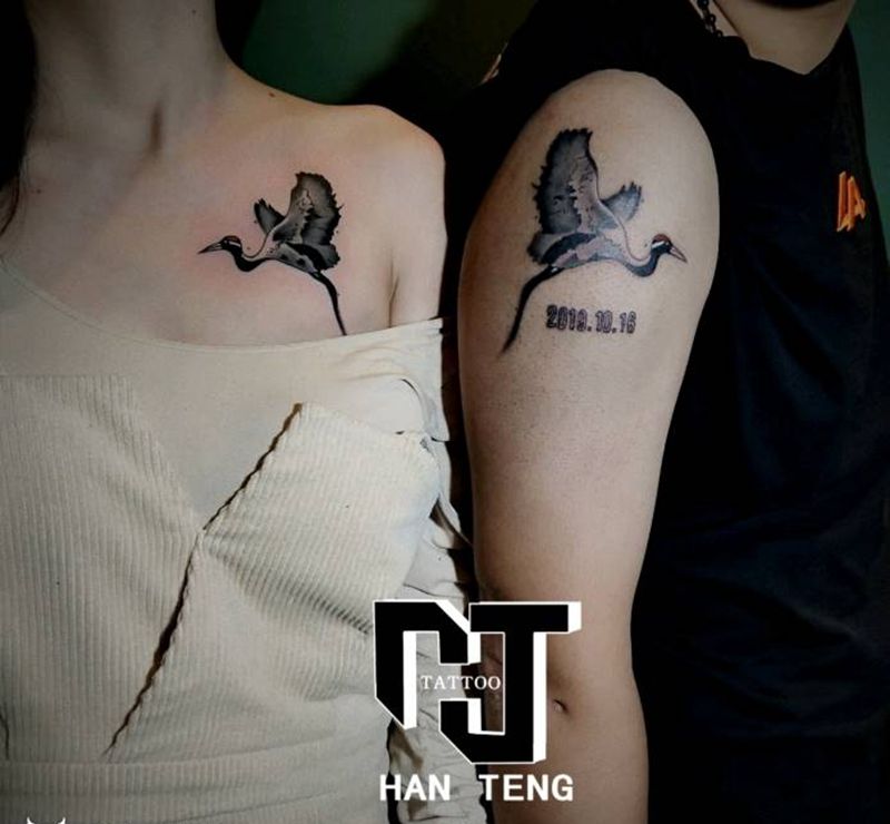 水墨鹤纹身图片_肩部胸部水墨水彩鹤情侣纹身图案