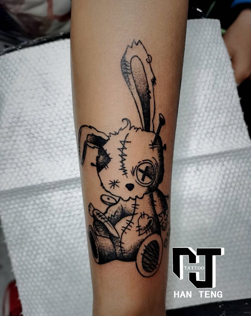 布偶纹身图片_手臂点刺纹身图案