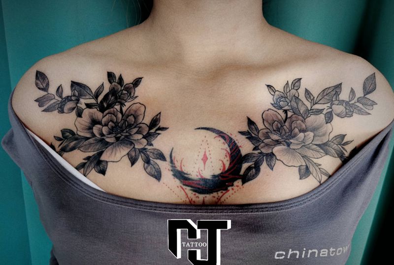 素花纹身图片_胸部肩部点刺图腾纹身图案