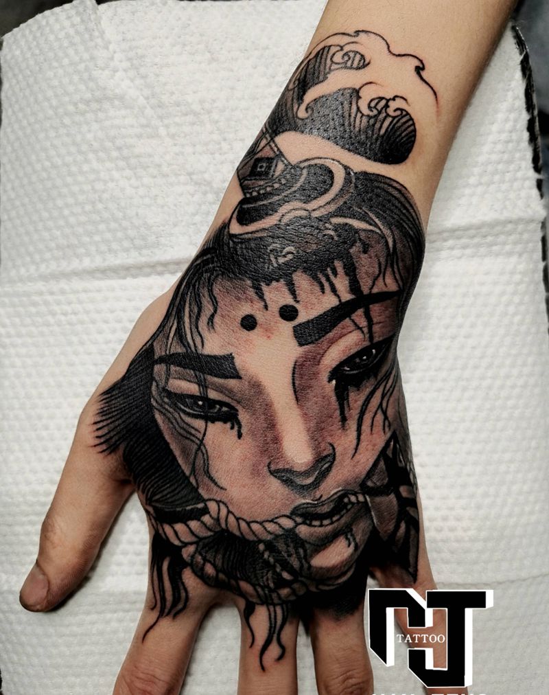 生首纹身图片_手部新传统老传统生首纹身图案