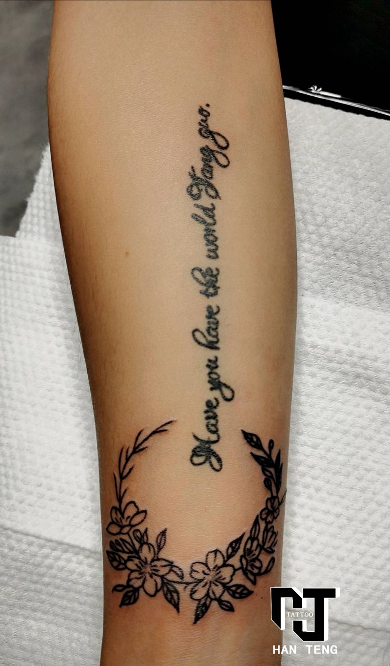 花环字母纹身图片_手臂图腾几何花环英文字母纹身图案
