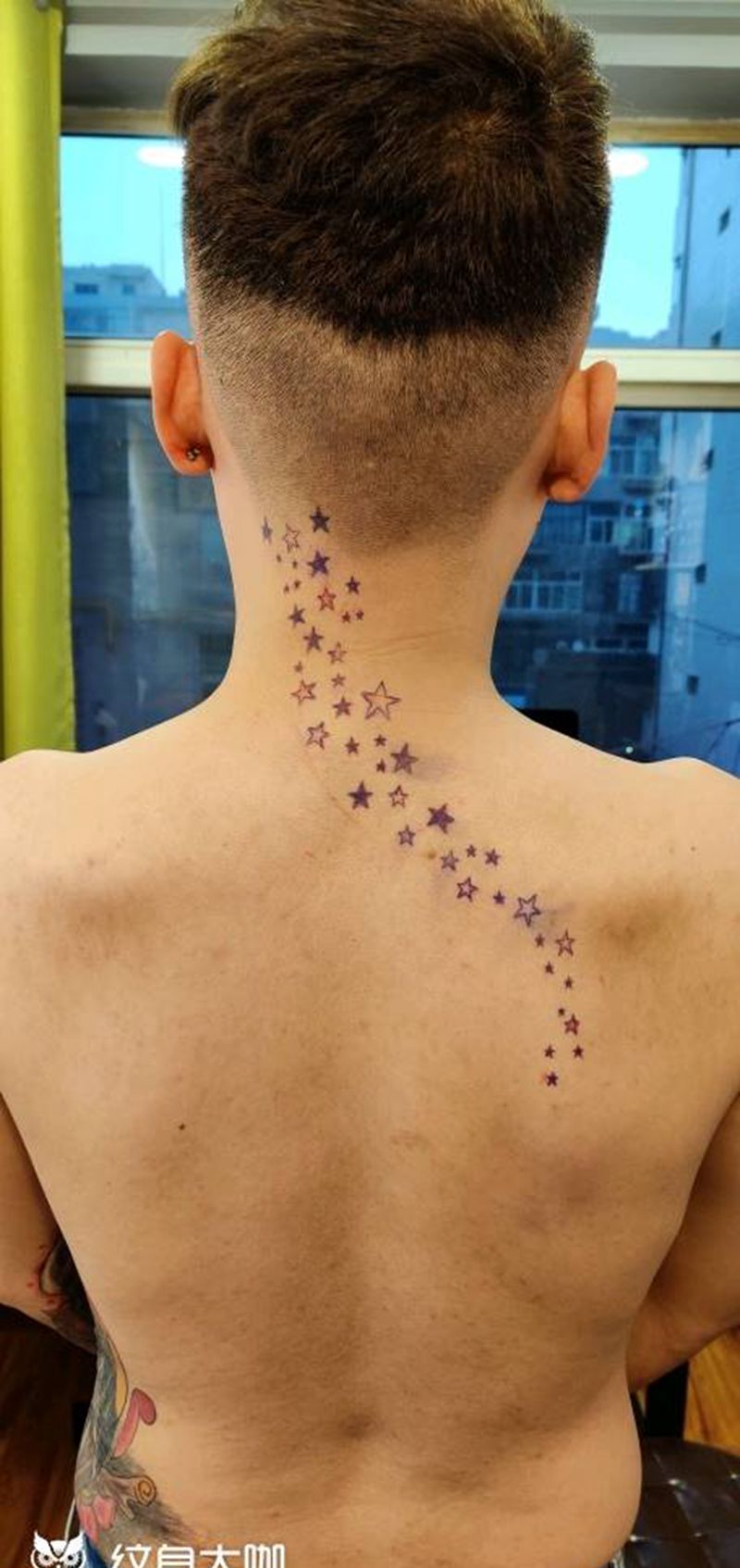 满天都是小星星✨纹身图片_颈部背部几何纹身图案