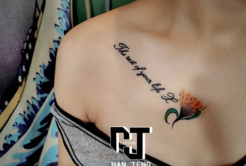 小清新字母纹身图片_胸部肩部几何图腾小清新英文字母纹身图案