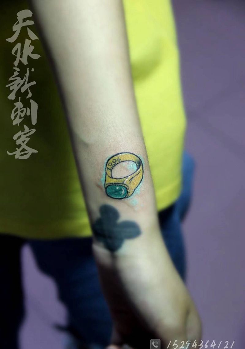黄金戒指纹身图片