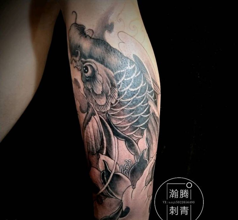 鲤鱼纹身图片_腿部新传统鲤鱼纹身图案