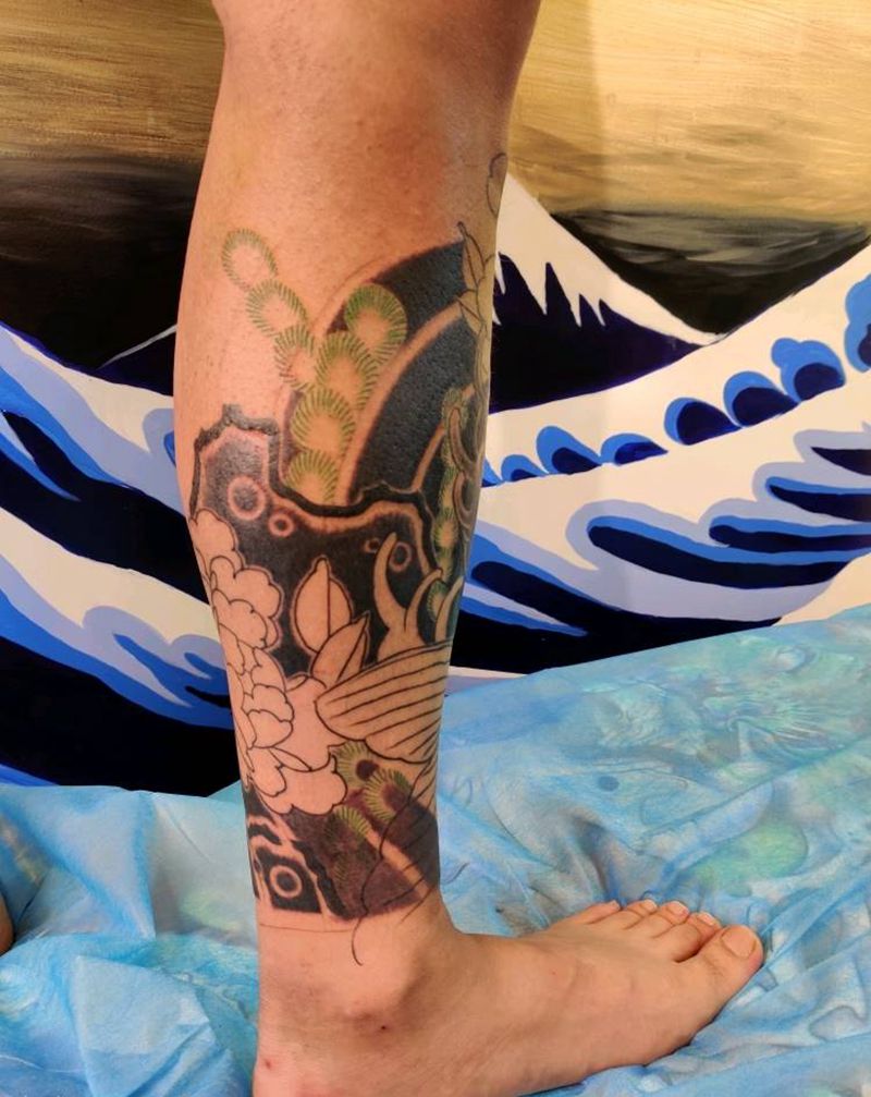 锦鲤牡丹纹身图片_腿部老传统纹身图案