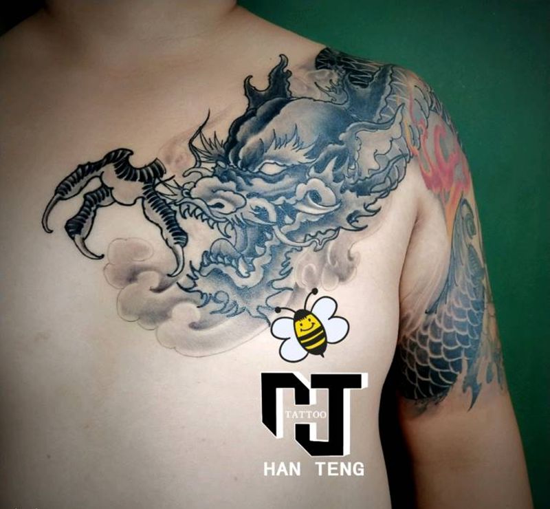 过肩龙纹身图片_胸部手臂新传统龙纹身图案