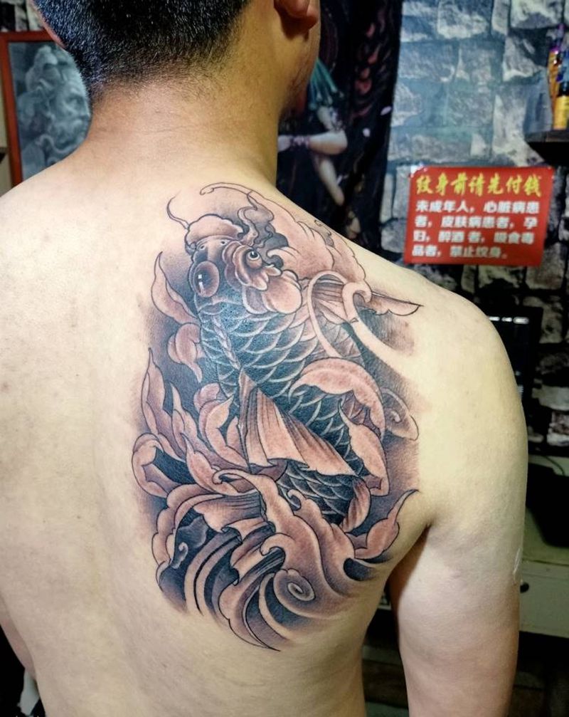 鲤鱼纹身图片_背部新传统纹身图案
