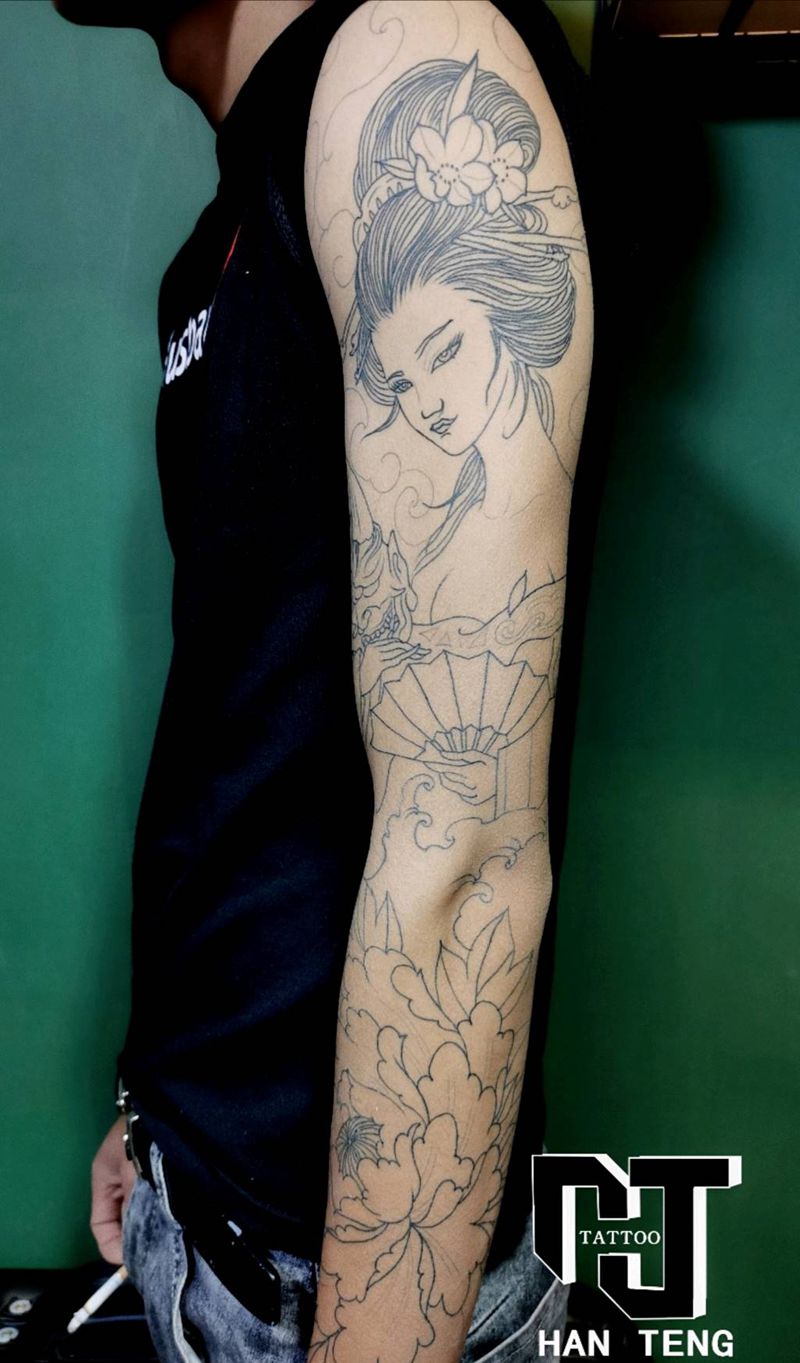 花臂线条纹身图片_手臂新传统艺伎牡丹纹身图案