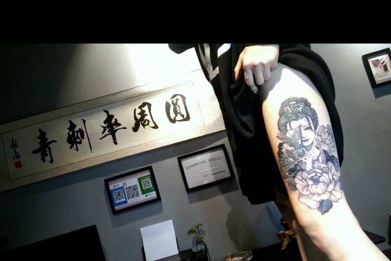 大腿外侧艺妓纹身图片_腿部肖像人物成品纹身图案