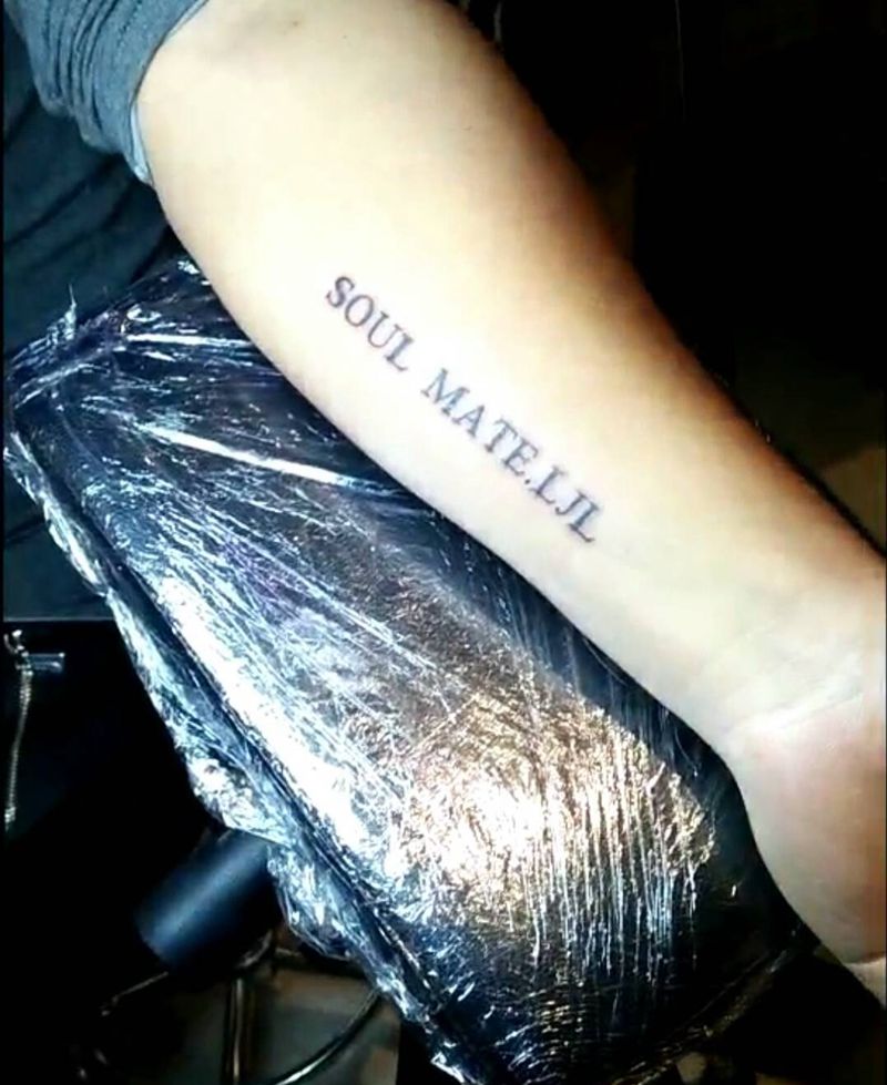 小臂字母纹身图片