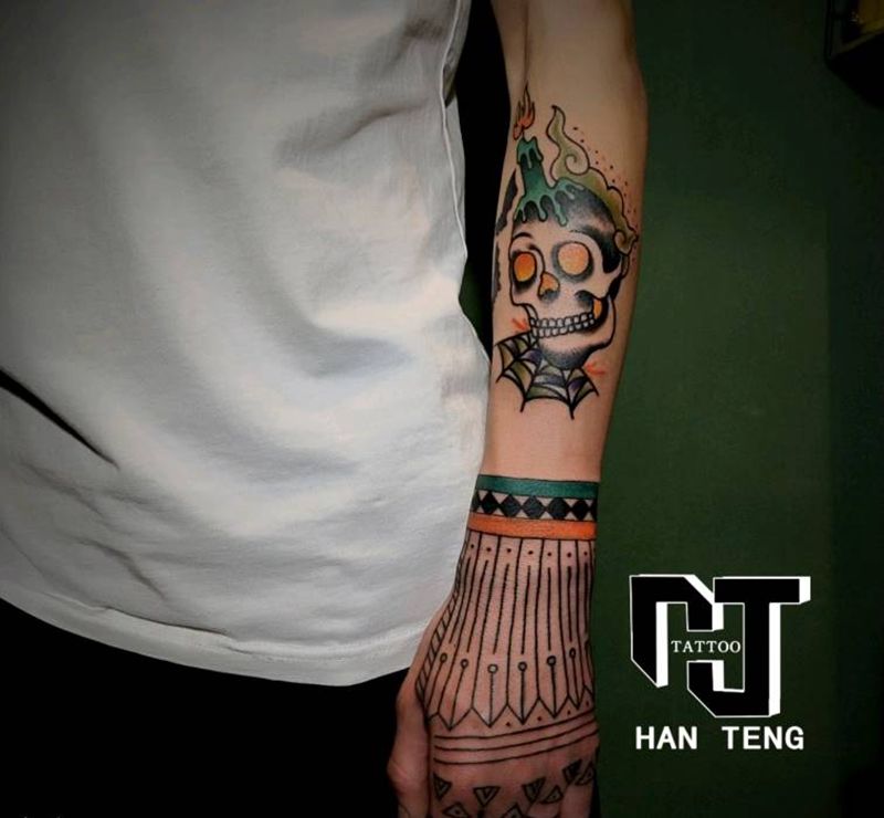 骷髅纹身图片_手部手臂Old School几何骷髅纹身图案