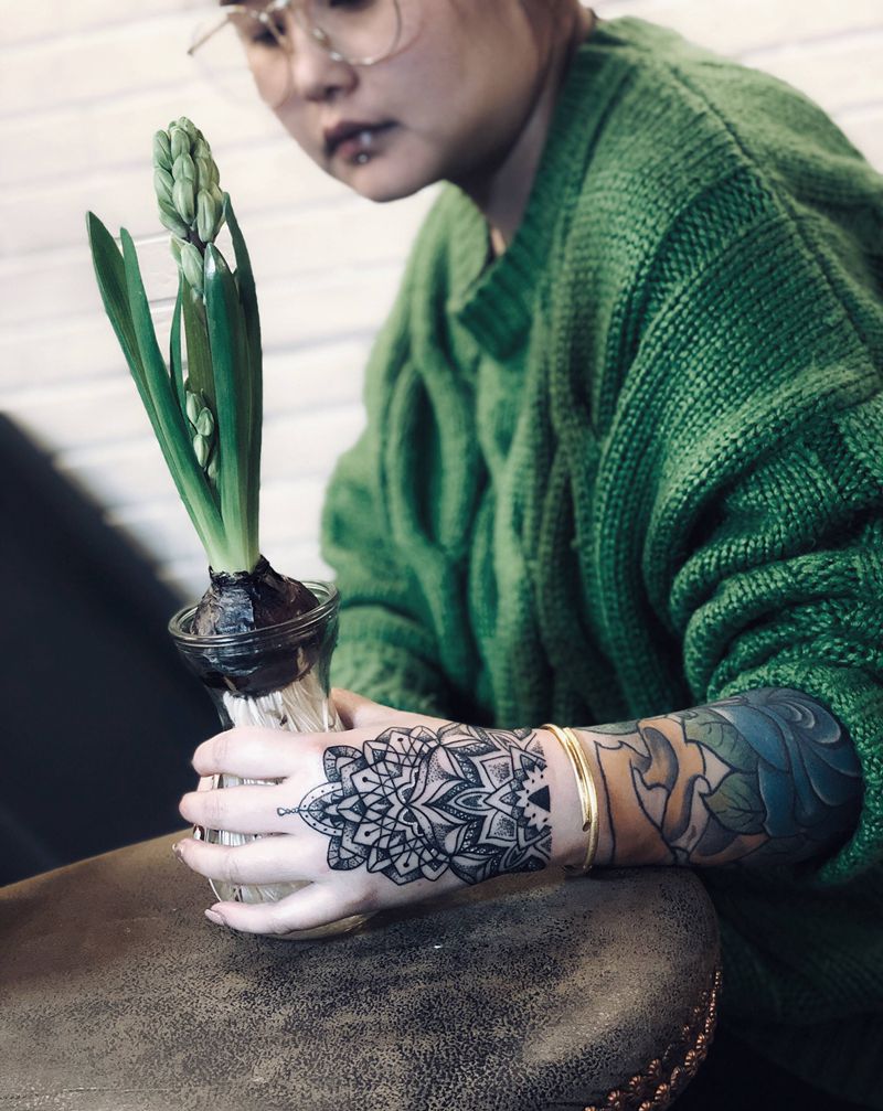 繁花纹身图片_手部点刺几何繁花曼陀罗手背纹身图案