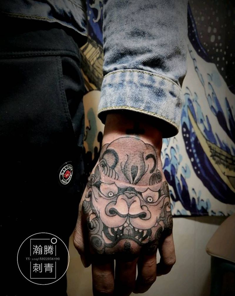 唐狮纹身图片_手部新传统唐狮纹身图案