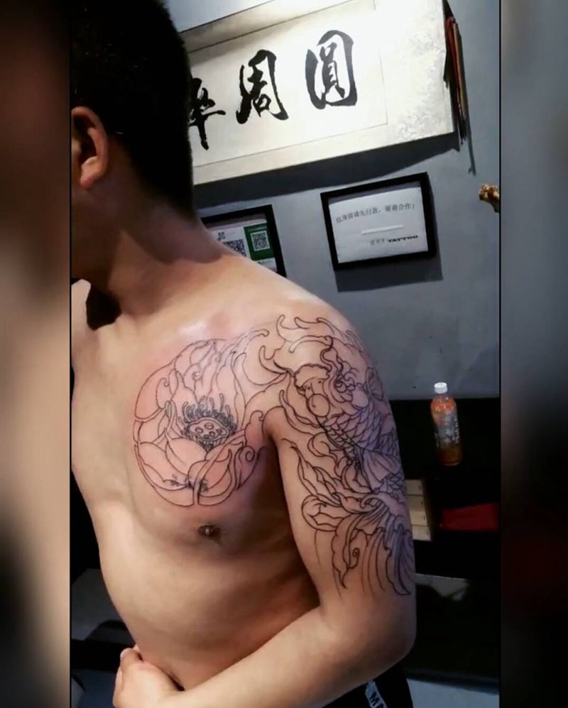 锦鲤荷花半甲线条纹身图片