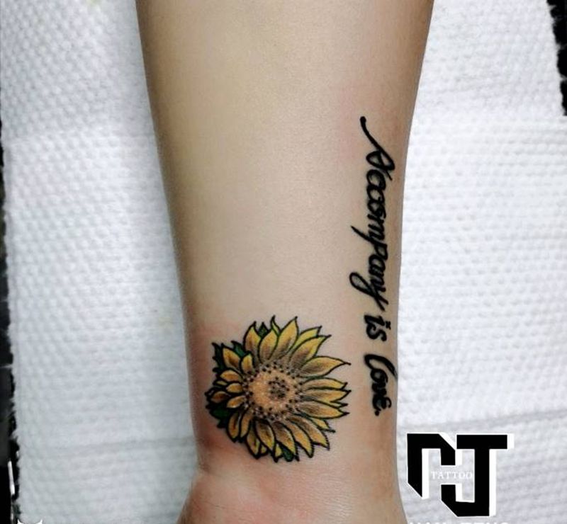 向日葵纹身图片_手臂几何水彩向日葵英文字母纹身图案