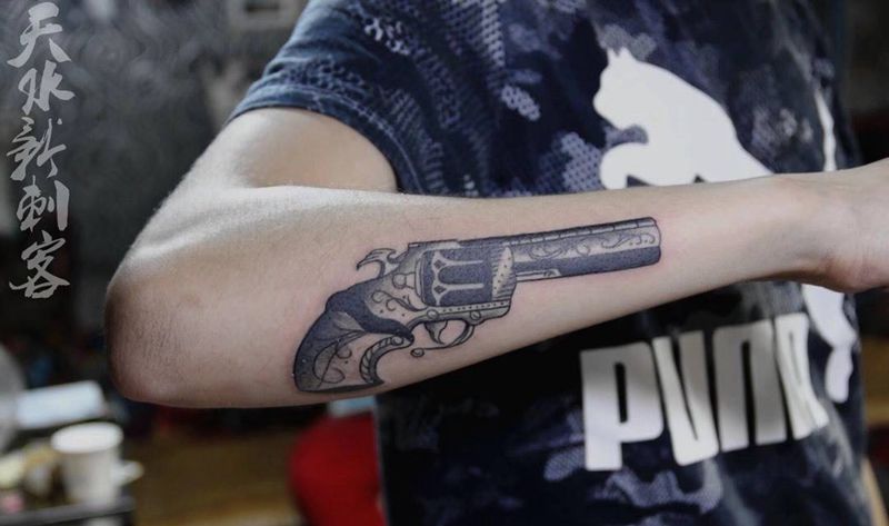 枪纹身图片