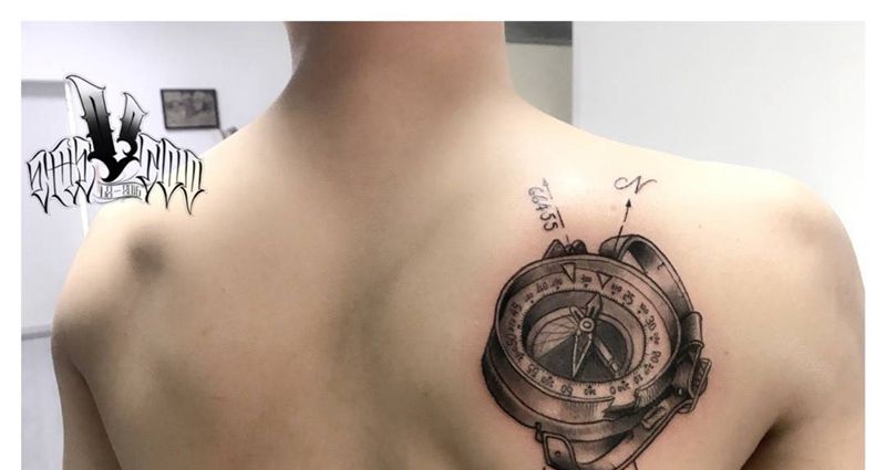 指北针纹身图片