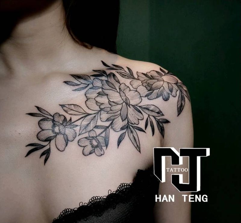 锁骨花纹身图片_肩部点刺几何素花纹身图案