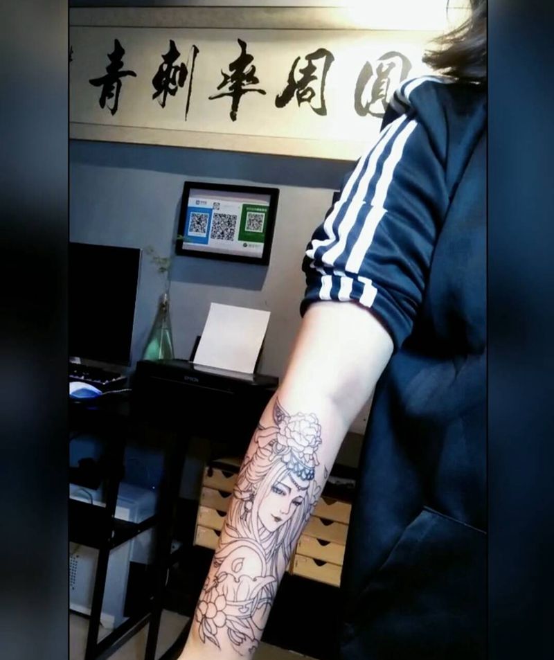 小臂艺妓线条纹身图片