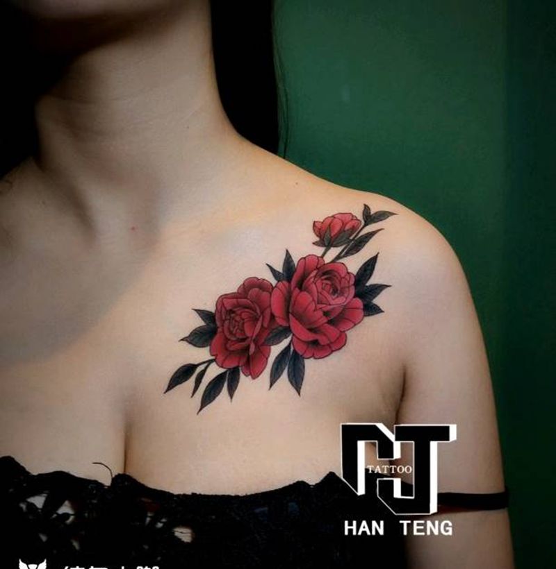 锁骨花纹身图片_胸部水彩花纹身图案