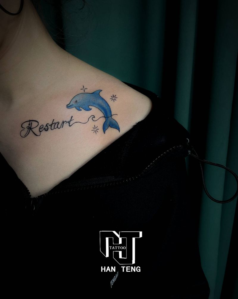 锁骨海豚纹身图片_胸部肩部几何纹身图案