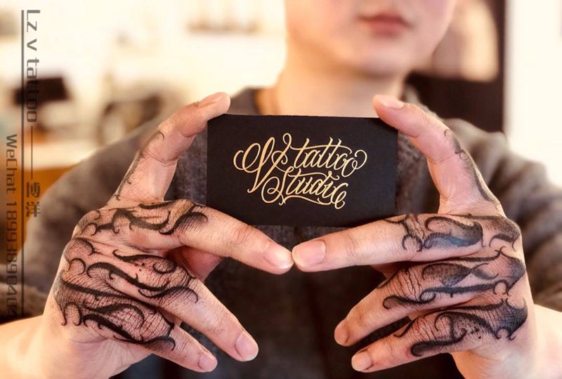 手指花体字纹身图片