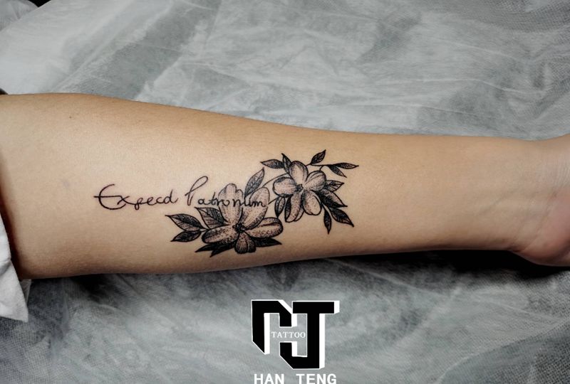 素花纹身图片_手臂点刺纹身图案